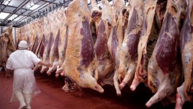Carnes: el presidente insiste en que bajen los precios y el campo continúa con el paro