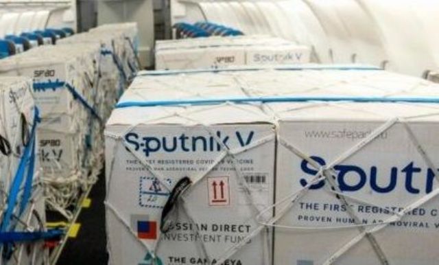 Sputnik: Llegan segundas dosis desde Rusia y reactivo para fabricarlo acá