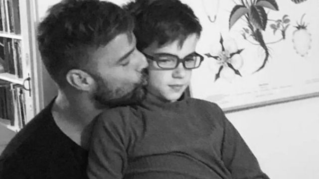 Censuran una foto de Ricky Martín besando a su hijo