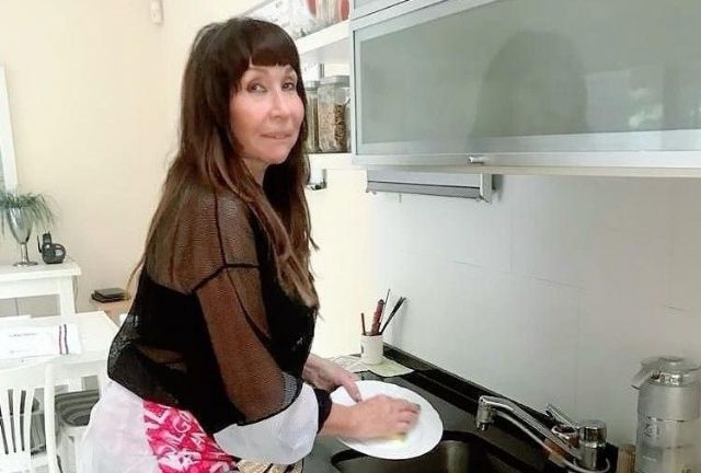 Le tomaron una foto a Moria Casán lavando los platos y sus seguidores reaccionaron por un detalle