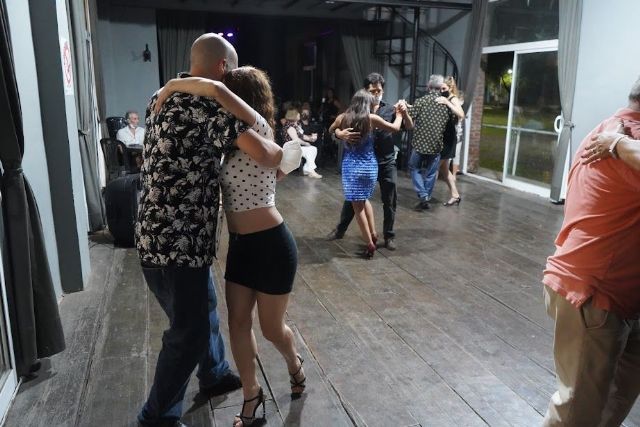 Este jueves “Tango en el Anden” con shows y clases de milonga y tango