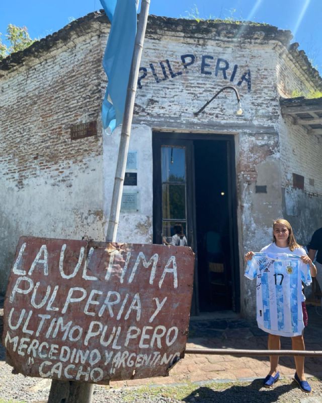 Juana Cangaro entregó a La Pulpería de Cacho Di Catarina su camiseta 17