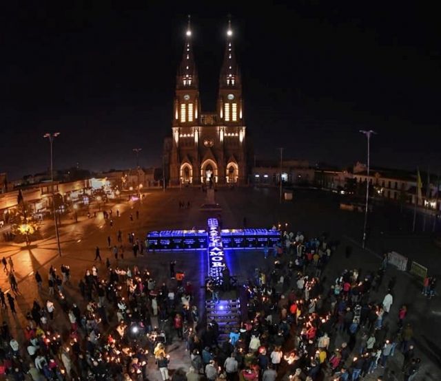 Procesión hasta la Cruz Yacente en Luján con gran cantidad de feligreses