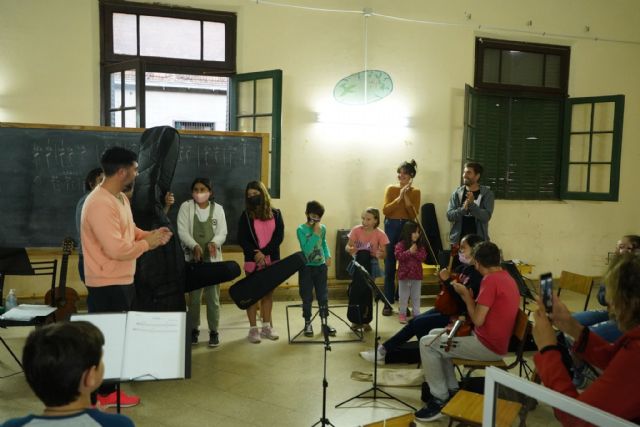 Entrega de instrumentos musicales para la Orquesta  Escuela de Mercedes
