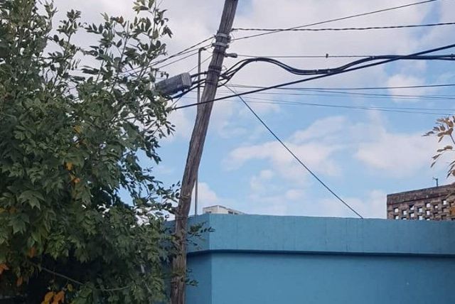 Los vecinos del barrio Villa del Parque reclaman a Eden por el mal estado del tendido electrico