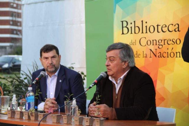 La Biblioteca del Congreso Nacional inauguró su stand de la Feria del Libro con la presentación del libro institucional
