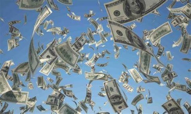 Furor en Chivilcoy: un mercedino arrojó por el aire una bolsa llena de dinero