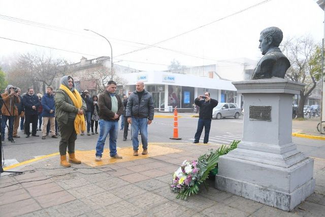 Frente al busto de Mariano Moreno se conmemoró el Día del Periodista