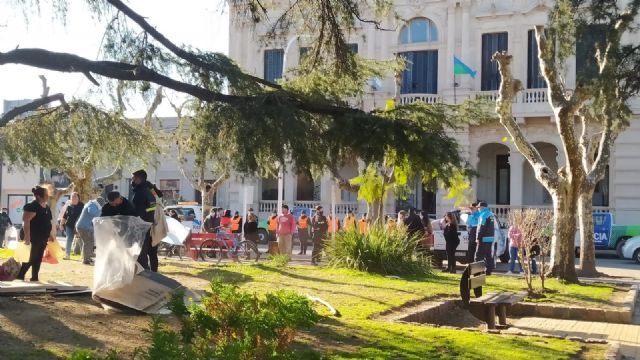 San Andrés de Giles: se produjo el desalojo de 13 familias de la plaza San Martin por orden judicial