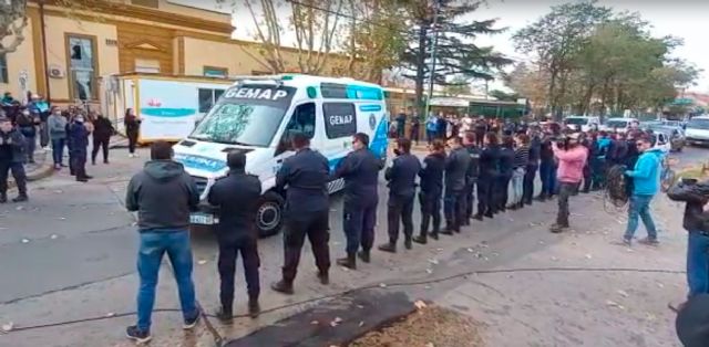 Luján: un grupo de policías despide los restos del Sargento Coll en la puerta del Hospital de Luján