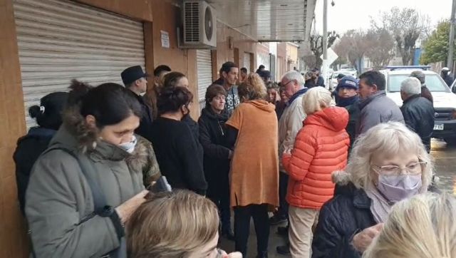VIDEO: vecinos se manifestaron en reclamo de sus depósitos en Casa De Gruttola