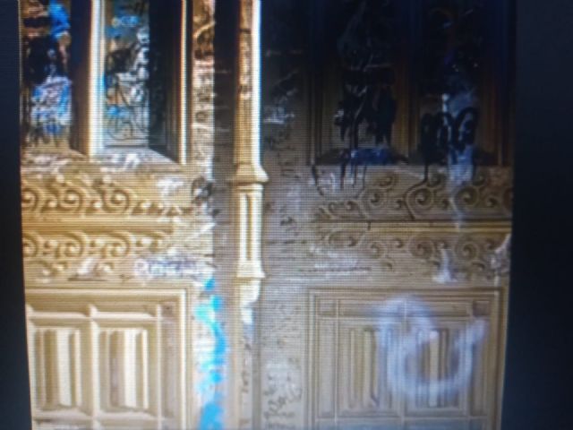 Singular manera de mostrar pintadas y graffitis en las paredes de la Catedral de Mercedes