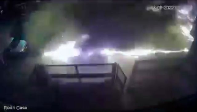 Se incendió un colectivo y terminó quemando varios autos
