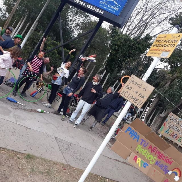 Artistas callejeros convocan a movilización hacia el municipio en repudio a la detención de dos malabaristas el fin de semana