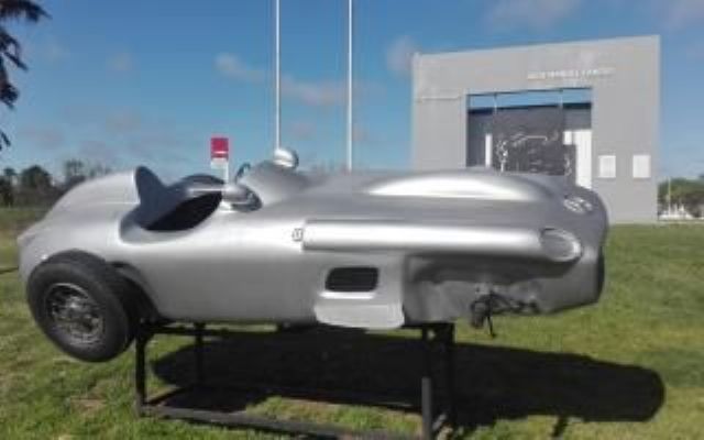 Sin neumáticos: ahora se robaron las cubiertas de la Flecha de Plata del museo Fangio