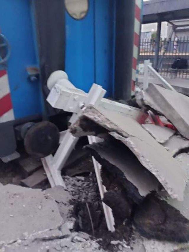 Tren del Sarmiento chocó contra el andén en la estación de Merlo
