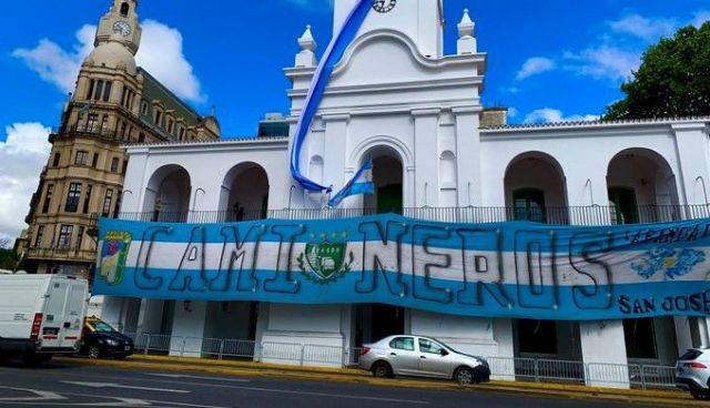 17 de Octubre: Vandalizan el Cabildo con una bandera del gremio de Camioneros