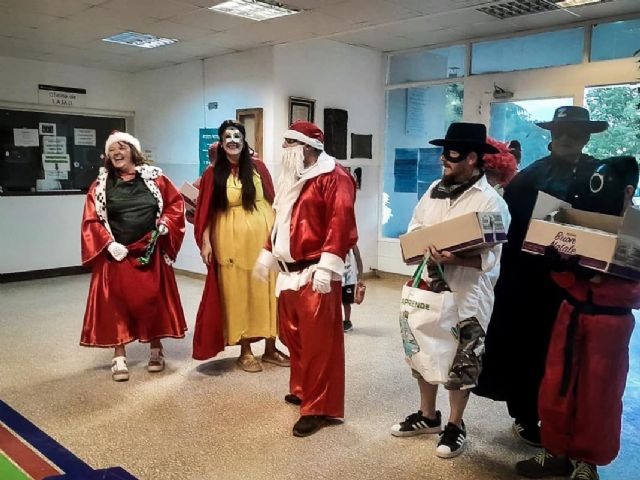 Ayer por la tarde el Hospital fue destino de la Caravana de Papá Noel y sus amigos