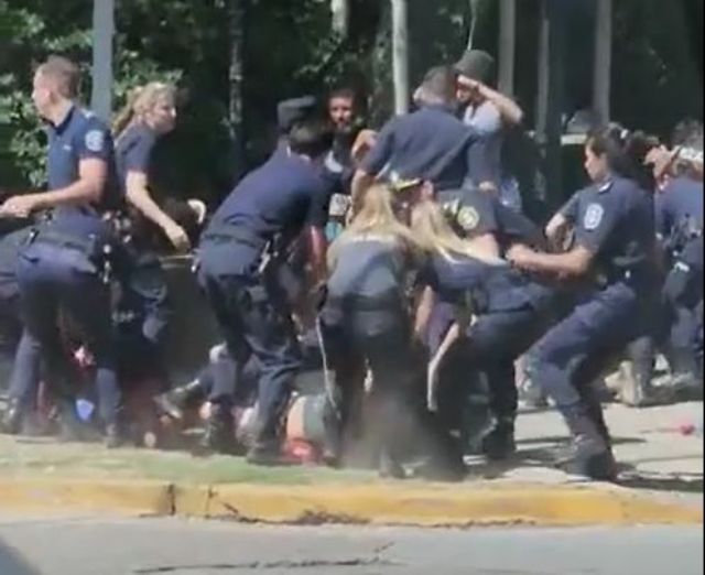 Procedimiento policial en avenida 29 y 40 con arrestos en la vía pública previo al recital de La Renga