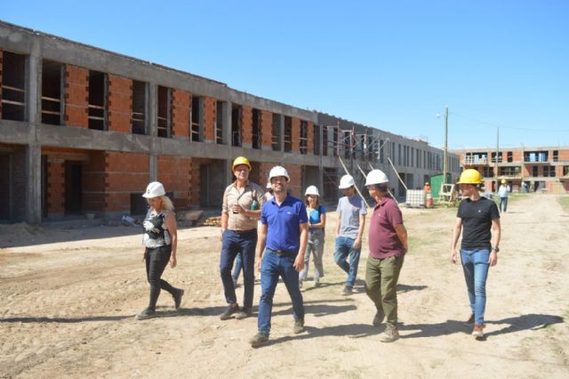 Ustarroz recorrió el avance de la construcción del complejo habitacional sobre acceso Sanmartin y calle 110