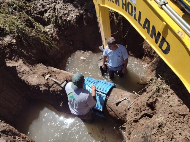 Corte de agua: están arreglando caño maestro cercano a planta distribuidora