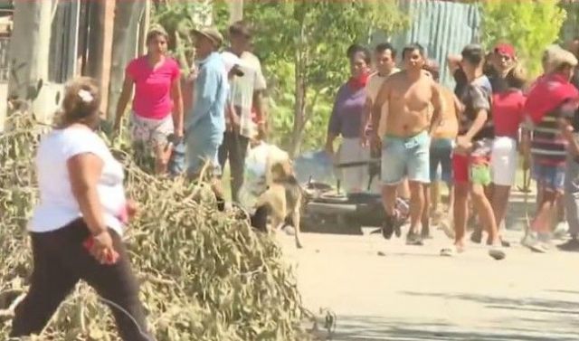 Cansados de la ausencia del Estado vecinos de Rosario se enfrentan cara a cara con narcotraficantes