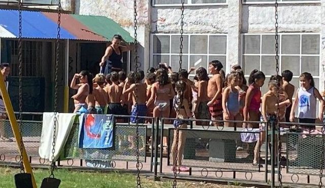 Rosario: por el calor una escuela le pidió a sus alumnos ir en malla y los refrescó con mangueras