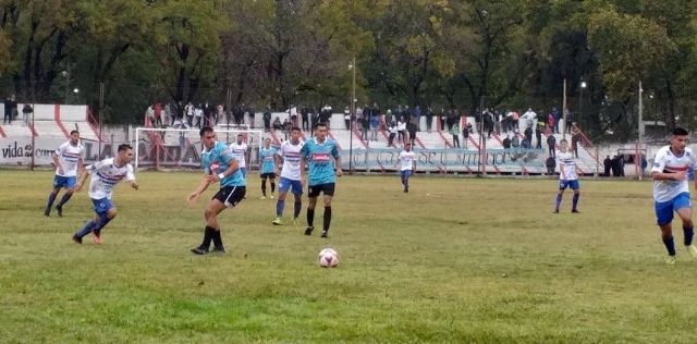 Empate del Club Mercedes contra Deportivo Paraguayo con cancha embarrada