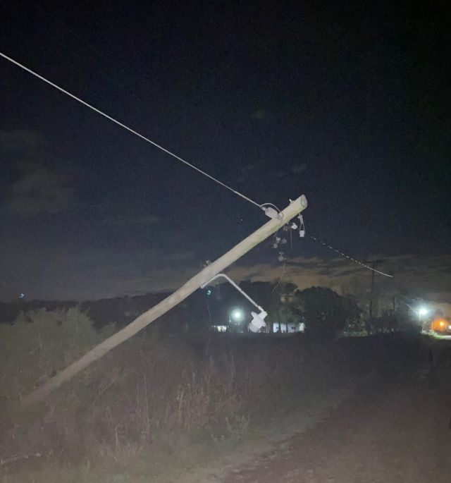 Vecinos de la zona rural de Mercedes reclaman por postes de luz y tendido eléctrico defectuosos