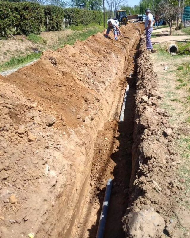 Avanzan con el tendido de agua potable por barrios de Mercedes