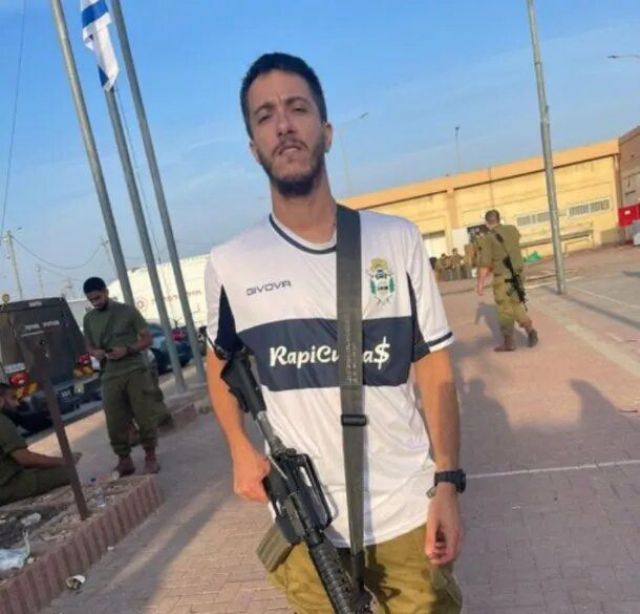 Un argentino combate en Israel con la camiseta de Messi y la de Gimnasia