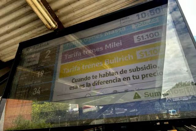 Sorprendentes carteles proselitistas en las estaciones de trenes con el sello del Ministerio de Transporte