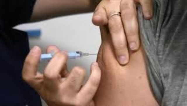 Vacunación COVID: los mayores de 50 años deben recibir un refuerzo cada 6 meses pero 3 de cada 4 no lo hace