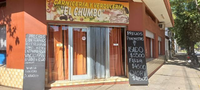Para todos los bolsillos: una carnicería de la ciudad tiene “Precios Libertarios” y “Precios Peronistas”