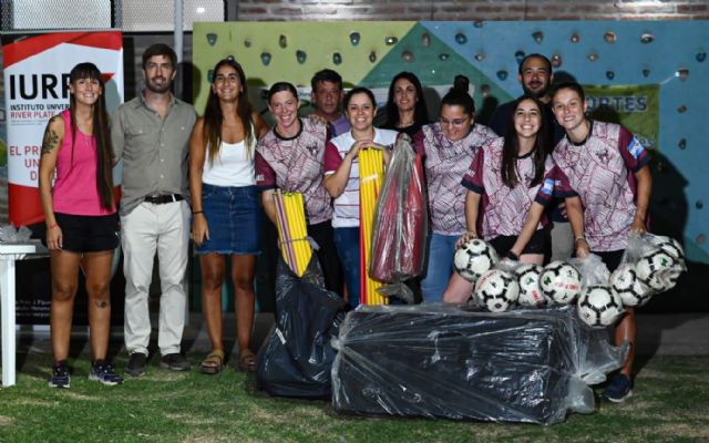 Municipio entregó apoyo a las divisiones de futbol femenino