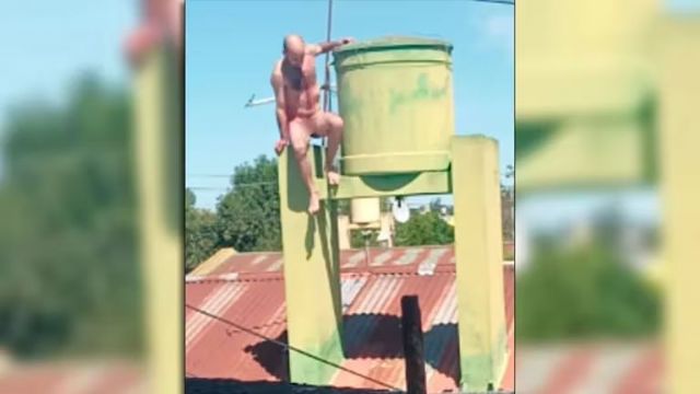 Increíble: un hombre fue detenido intentando entrar desnudo a un tanque de agua