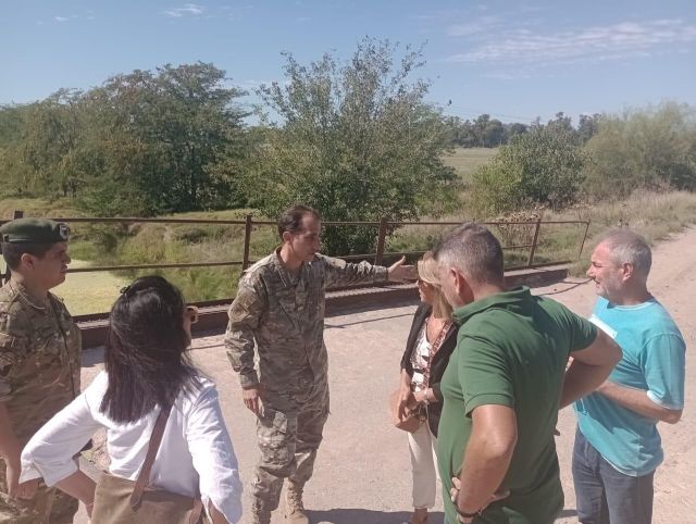 Concejales de Juntos y La Libertad Avanza junto al Ejército Argentino abordan la problemática del puente caído en García