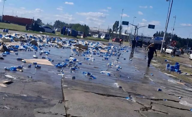 Desenfreno cervecero en Campana: un camión vuelca su carga y desata caos en las calles