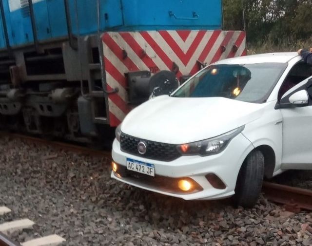 Milagro en Gowland: automóvil embestido por tren, conductor ileso