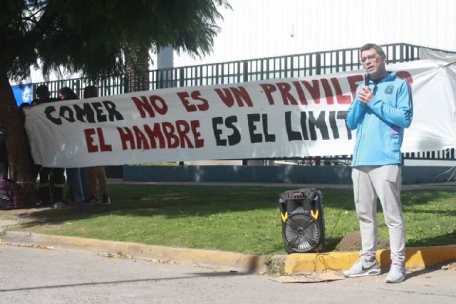 Olla popular y protesta frente a La Anónima: Movimiento Utep Mercedes reclama por Emergencia Alimentaria