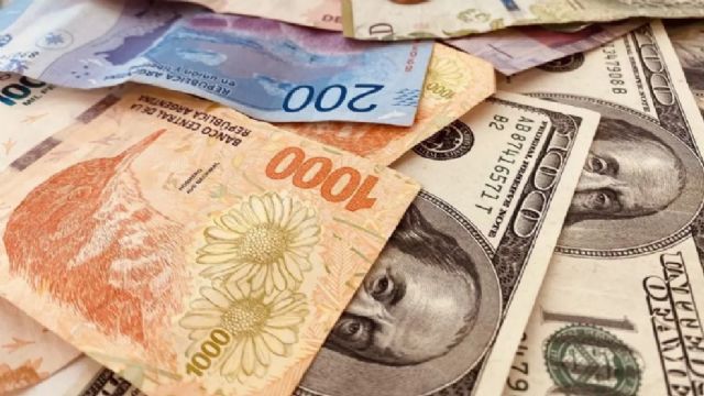 El dólar blue alcanza los $1300 previo al debate sobre Ley Bases