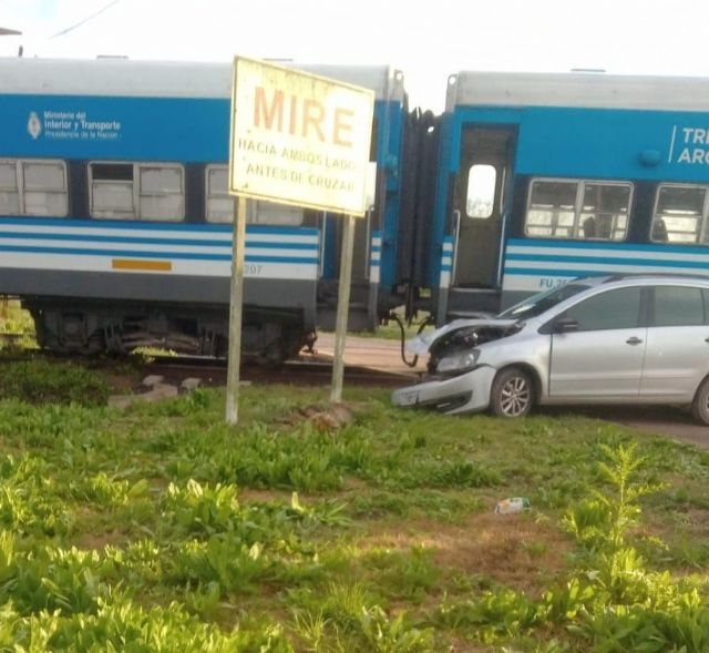 Accidente en el Ferrocarril Sarmiento: tren embiste automóvil en Gowland