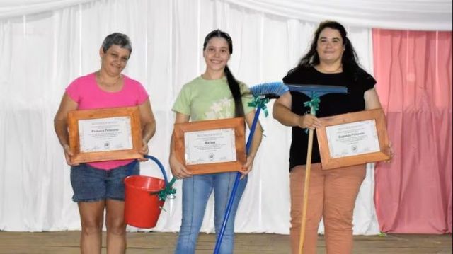 Escobas y baldes por el Día de la Mujer: un regalo oficial que desató polémica