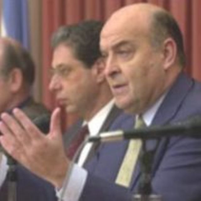 El Ministro de Economía Domingo F. Cavallo juega su permanecia en el Gobierno