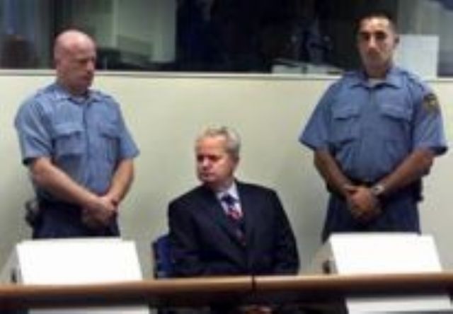 Milosevic acusó el miércoles al tribunal de crímenes de guerra de La Haya de ser parte de un “proces