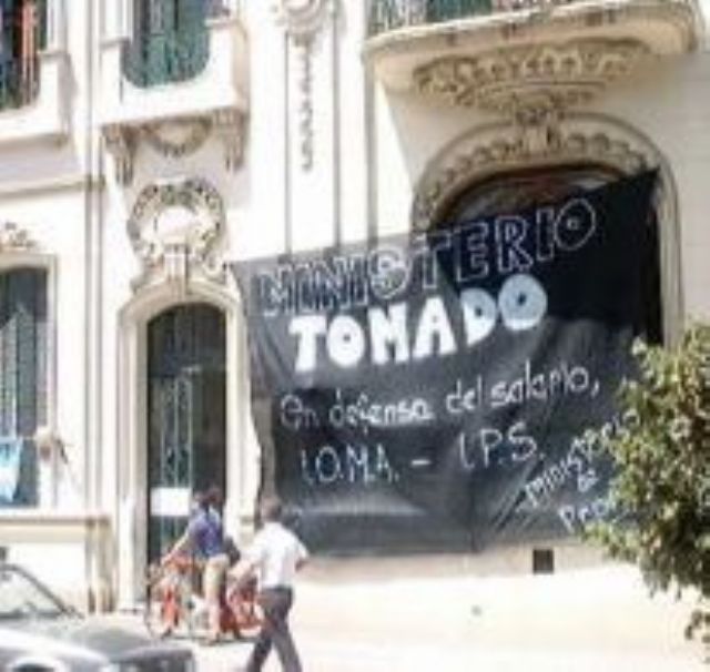 Trabajadores tomaron el Ministerio de la Producción Bonaerense