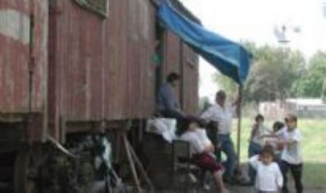 Evacuados habitan vagones del ferrocarril en Veinticinco de Mayo