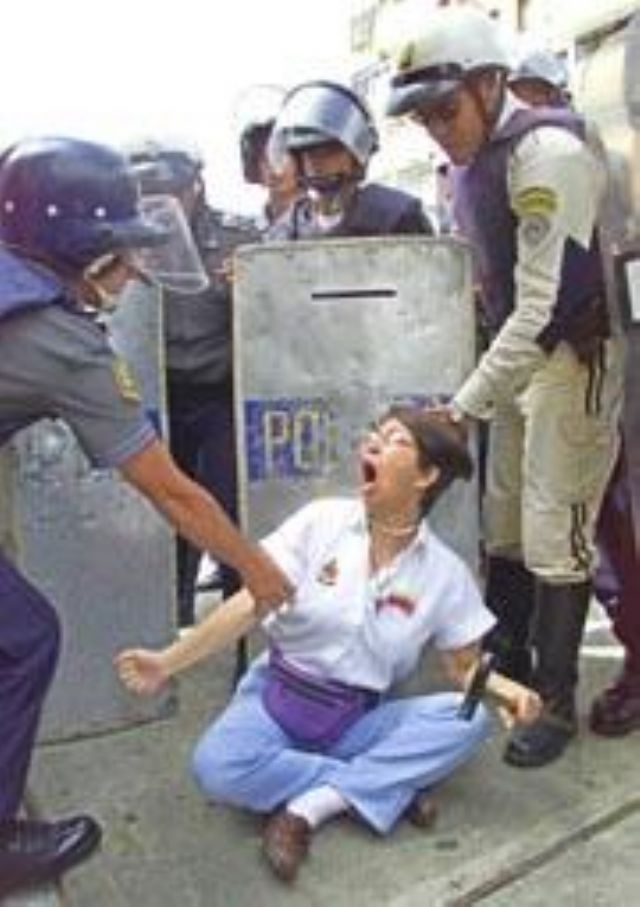 VUELVE LA VIOLENCIA EN VENEZUELA ENFRENTAMIENTOS ENTRE PARTIDARIOS DE CHÁVEZ Y LA POLICÍA