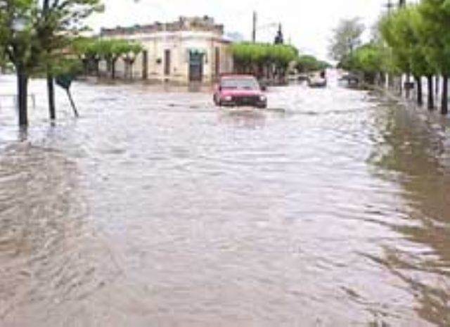 SANTA FE OTRA VEZ EN PELIGRO POR INUNDACION DEL RIO SALADO