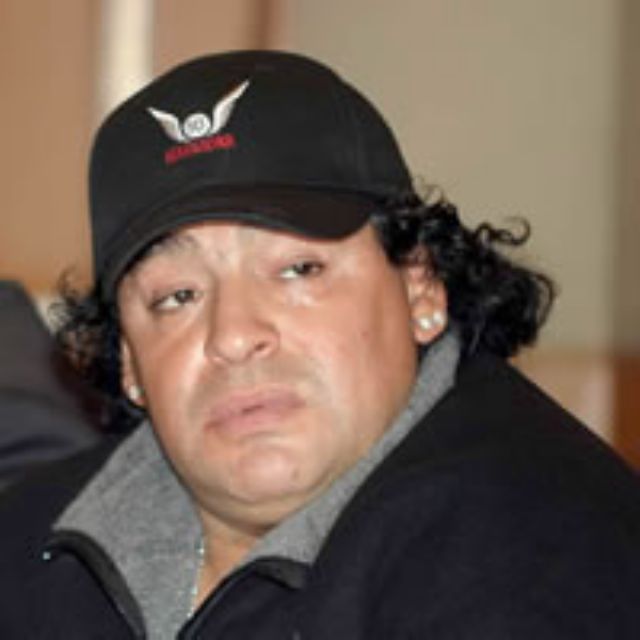 Gimnasia y Esgrima ofrece a Maradona ser director técnico